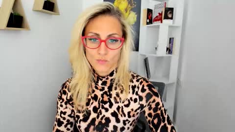 Snapshot of museofstage chatting on September 10, 11:32 am Diana online show from September 10, 11:32 am