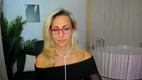 Snapshot of museofstage chatting on September 16, 11:44 am Diana online show from September 16, 11:44 am