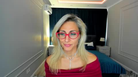 Snapshot of museofstage chatting on September 18, 11:45 am Diana online show from September 18, 11:45 am