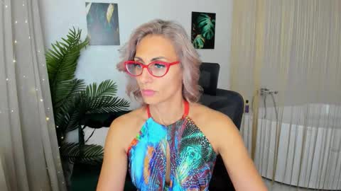 Snapshot of museofstage chatting on September 19, 11:44 am Diana online show from September 19, 11:44 am