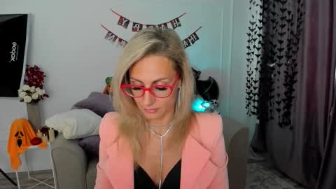 Snapshot of museofstage chatting on October 13, 11:32 am Diana online show from October 13, 11:32 am