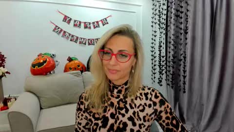 Snapshot of museofstage chatting on October 19, 11:44 am Diana online show from October 19, 11:44 am