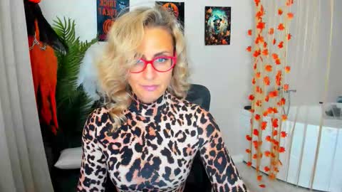 Snapshot of museofstage chatting on October 30, 11:44 am Diana online show from October 30, 11:44 am