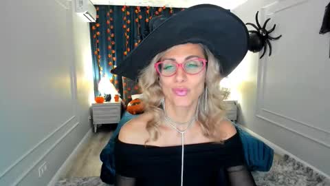 Snapshot of museofstage chatting on October 31, 11:55 am Diana online show from October 31, 11:55 am