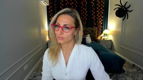 Snapshot of museofstage chatting on November 3, 12:06 pm Diana online show from November 3, 12:06 pm