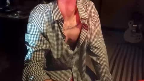 Snapshot of mush_living_room chatting on April 8, 4:23 am mush_living_room online show from April 8, 4:23 am