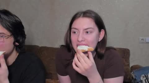 Snapshot of muuur_fam1 chatting on December 4, 1:42 pm HEY online show from December 4, 1:42 pm