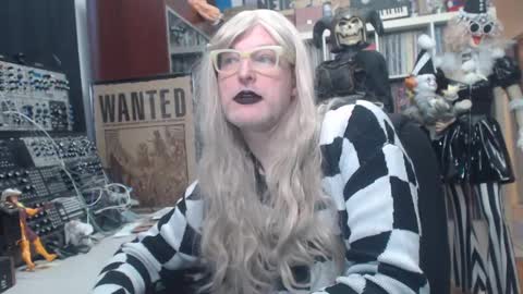 Snapshot of muziknerd chatting on January 2, 9:50 pm Muziknerd online show from January 2, 9:50 pm