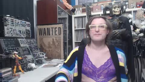 Snapshot of muziknerd chatting on January 18, 7:59 am Muziknerd online show from January 18, 7:59 am