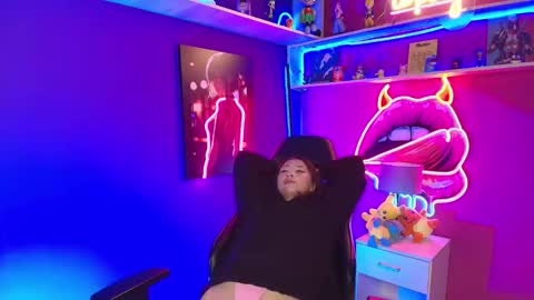 Snapshot of mycutiebabe chatting on March 21, 6:29 am Milly Cute online show from March 21, 6:29 am