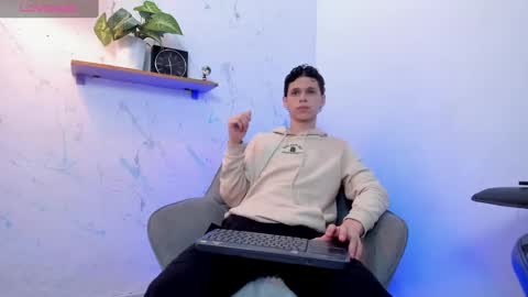 Snapshot of mykelcano chatting on October 10, 3:33 pm Mykel online show from October 10, 3:33 pm