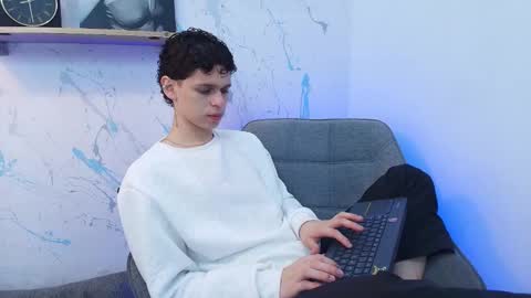 Snapshot of mykelcano chatting on November 5, 2:39 pm Mykel online show from November 5, 2:39 pm