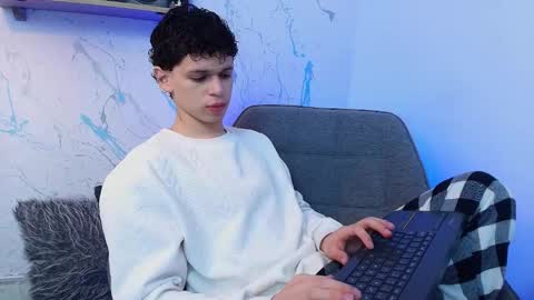 Snapshot of mykelcano chatting on December 4, 3:21 pm Mykel online show from December 4, 3:21 pm