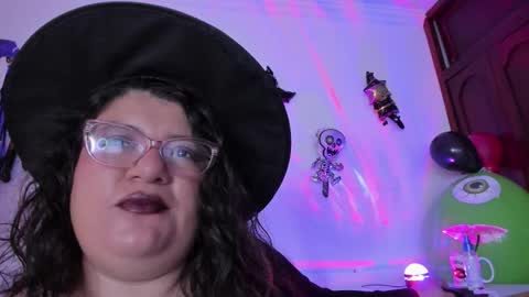 Snapshot of mystery_psique chatting on October 31, 2:07 pm mystery_psique online show from October 31, 2:07 pm