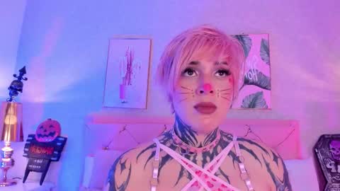 Snapshot of mystikdoll chatting on October 31, 1:01 pm Misteika online show from October 31, 1:01 pm