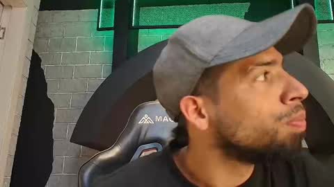 Snapshot of mystrongsubmissive chatting on December 17, 6:58 pm mystrongsubmissive online show from December 17, 6:58 pm