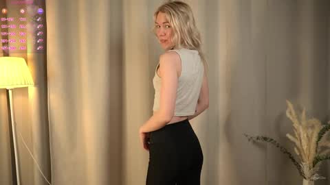 Snapshot of myviolet_rush chatting on March 2, 7:32 pm Olivia or just olive online show from March 2, 7:32 pm