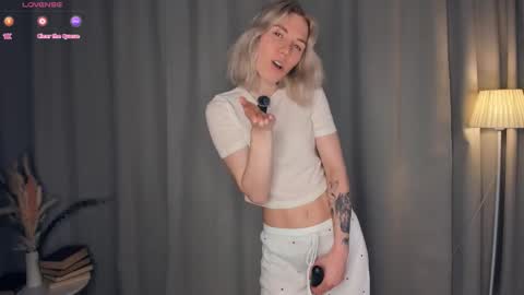 Snapshot of myviolet_rush chatting on March 9, 7:40 pm Olivia or just olive online show from March 9, 7:40 pm