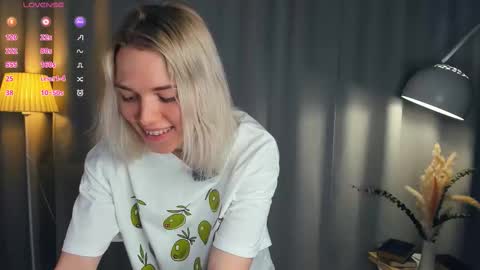 Snapshot of myviolet_rush chatting on March 21, 7:28 pm Olivia or just olive online show from March 21, 7:28 pm