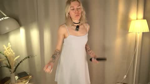 Snapshot of myviolet_rush chatting on March 22, 7:39 pm Olivia or just olive online show from March 22, 7:39 pm