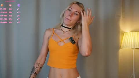 Snapshot of myviolet_rush chatting on May 30, 7:11 pm Olivia or just olive online show from May 30, 7:11 pm