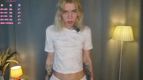 Snapshot of myviolet_rush chatting on June 21, 7:16 pm Olivia or just olive online show from June 21, 7:16 pm