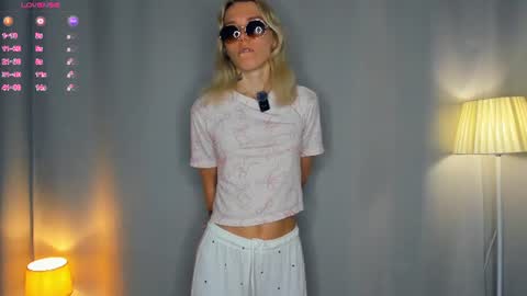 Snapshot of myviolet_rush chatting on July 26, 7:10 pm Olivia or just olive online show from July 26, 7:10 pm