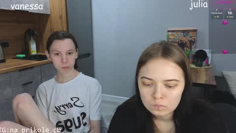 Snapshot of na_prikole_ chatting on December 22, 8:14 pm Vanessa and Julia online show from December 22, 8:14 pm