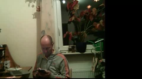 Snapshot of naggidey chatting on December 15, 4:22 pm Seppl online show from December 15, 4:22 pm