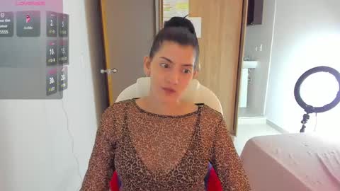 independent model online show from February 12, 9:11 pm