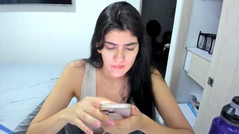 independent model online show from November 28, 1:30 am