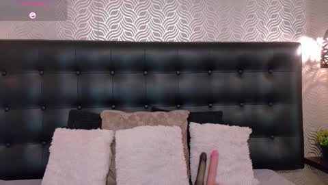 naiaramasson_ online show from November 28, 12:08 pm