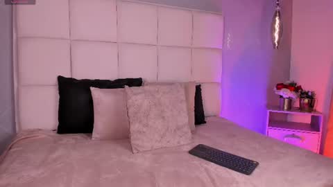 naina deivis33 online show from June 17, 3:42 am