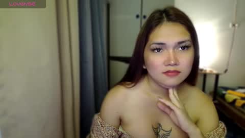 Snapshot of naisha143 chatting on October 6, 10:29 pm MARY MAE online show from October 6, 10:29 pm