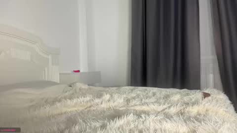 Snapshot of naive_love chatting on October 31, 12:22 am Mia guest- Eva from DOUBLECUTIES online show from October 31, 12:22 am