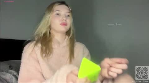 Snapshot of naive_love chatting on February 20, 1:00 pm Mia guest- Eva from DOUBLECUTIES online show from February 20, 1:00 pm