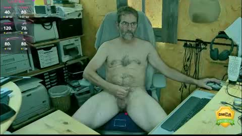 Snapshot of nakedluke chatting on June 4, 12:22 pm Luke online show from June 4, 12:22 pm