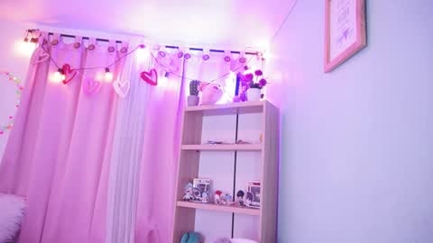 Nalia Adams online show from September 22, 1:35 pm