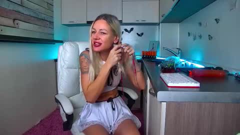 Snapshot of nally_ferrari chatting on November 18, 1:22 am Nally online show from November 18, 1:22 am