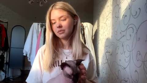 Snapshot of nancigoldy chatting on May 18, 4:24 pm Rina online show from May 18, 4:24 pm