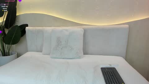 Naomi  online show from December 27, 7:24 pm