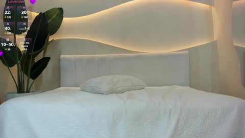 Naomi  online show from January 6, 10:26 pm