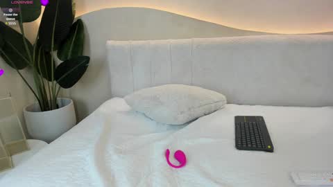 Naomi  online show from January 9, 7:29 pm