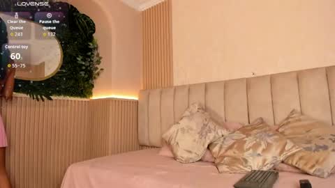 Snapshot of naomi_hill1 chatting on May 20, 12:33 pm Naomi online show from May 20, 12:33 pm