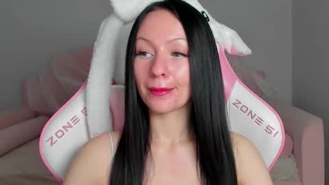 Snapshot of naomiblakes chatting on November 28, 5:32 am Naomi online show from November 28, 5:32 am