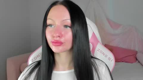 Snapshot of naomiblakes chatting on December 4, 6:12 am Naomi online show from December 4, 6:12 am