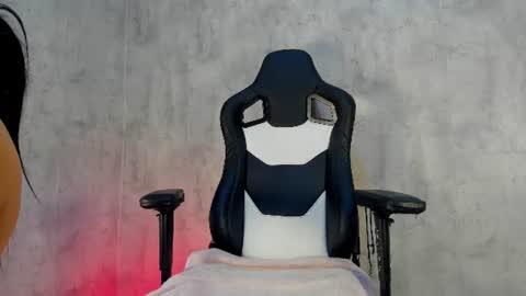 Heidy  online show from June 14, 2:24 am