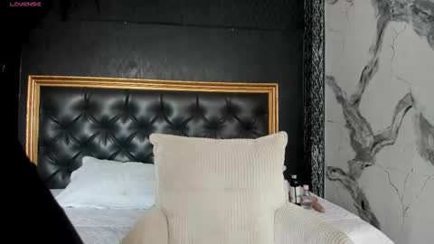 Naomi Frost online show from November 28, 1:47 pm