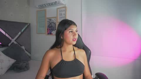 Naomi-Gray  online show from April 25, 7:11 pm