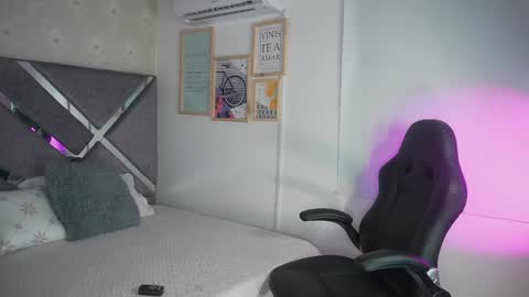 Naomi-Gray  online show from April 28, 6:35 pm
